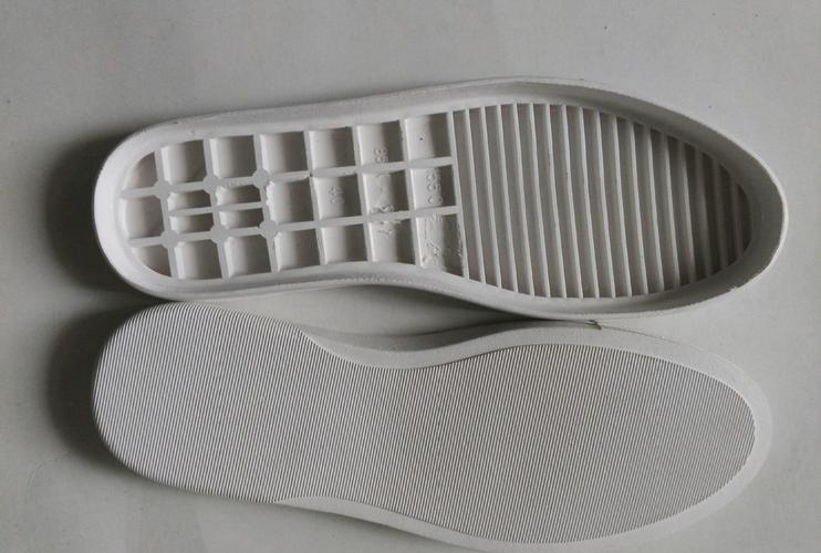 500双 材质:橡胶 适用鞋型:休闲鞋 产品详情 江泉鞋底新款橡胶板鞋